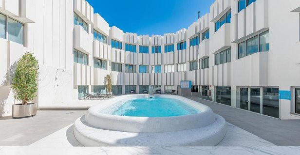 Hotel Port Valencia Azafata